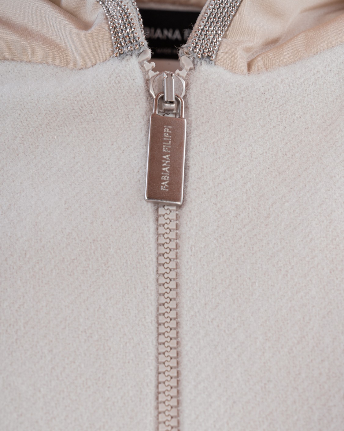 shop FABIANA FILIPPI  Cappa: Fabiana Filippi cappa con cappuccio.
Filato Platinum.
Cordoncino brillante.
Chiusura con zip.
Dettaglio frange.
Tessuto: 75% lana 15% seta 10% cashmere.
Fabbricato in Italia.. SAD213A714H903-VR1 number 1370624